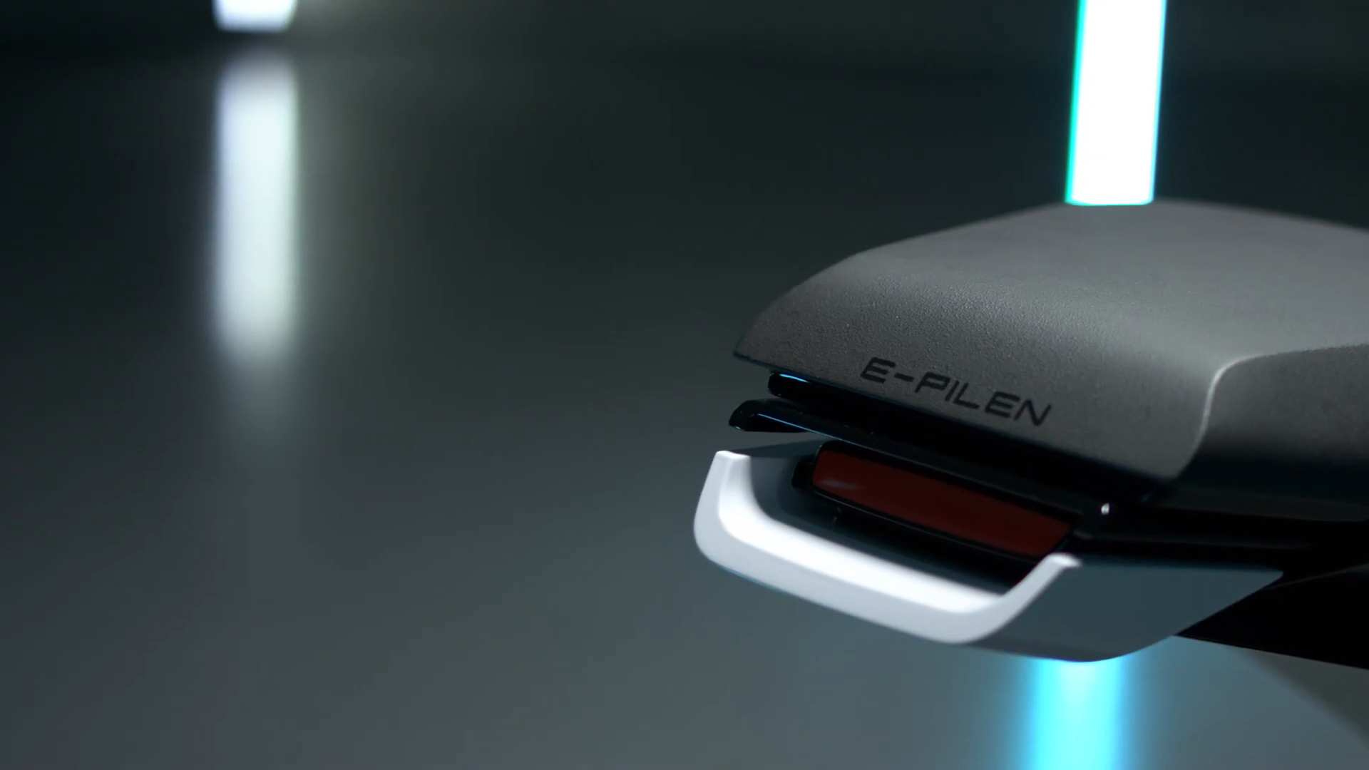 尾燈設計極具質感，坐墊尾端上印有E-Pilen字樣